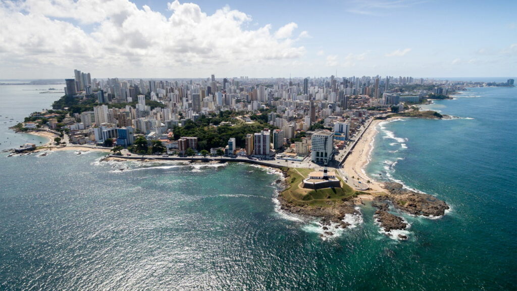 Essa capital baiana tem praias urbanas, moqueca famosa e energia contagiante
