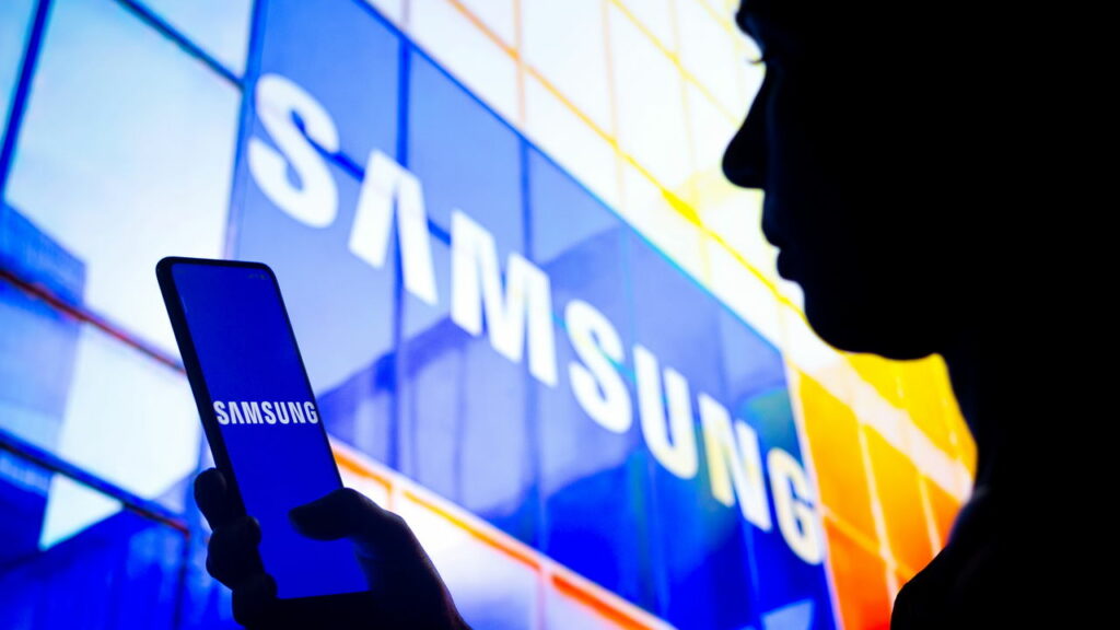 Tela Samsung ajusta brilho na hora do toque do dedo