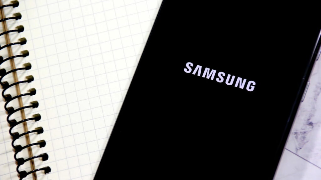 Tela Samsung ajusta brilho na hora do toque do dedo