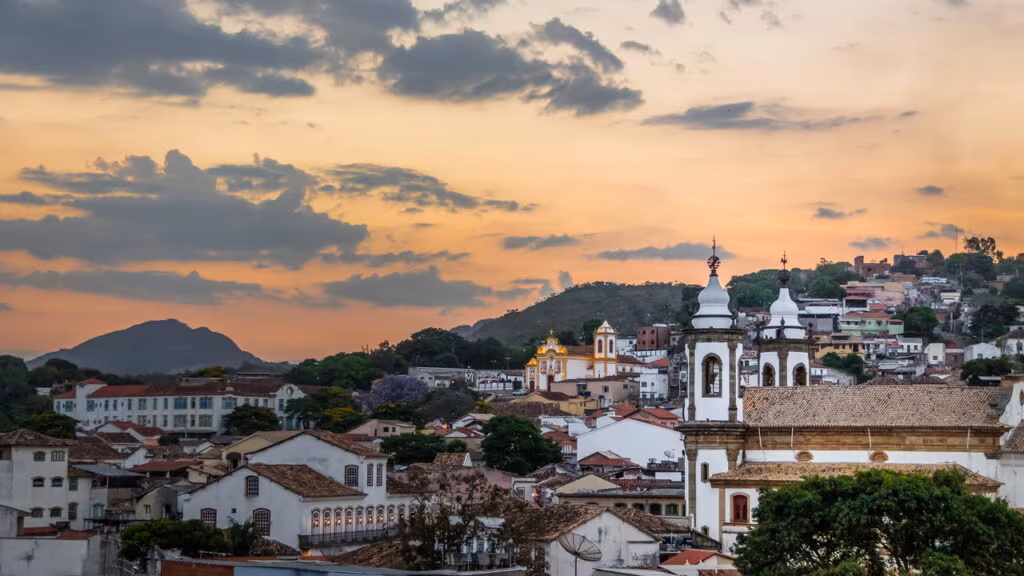 Cidade histórica de Minas encanta com igrejas e viagens de Maria Fumaça