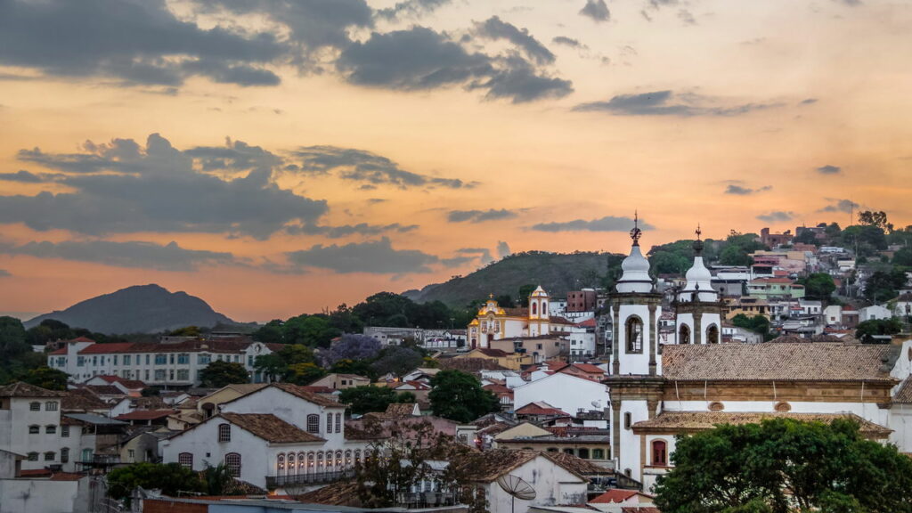Cidade histórica de Minas encanta com igrejas e viagens de Maria Fumaça