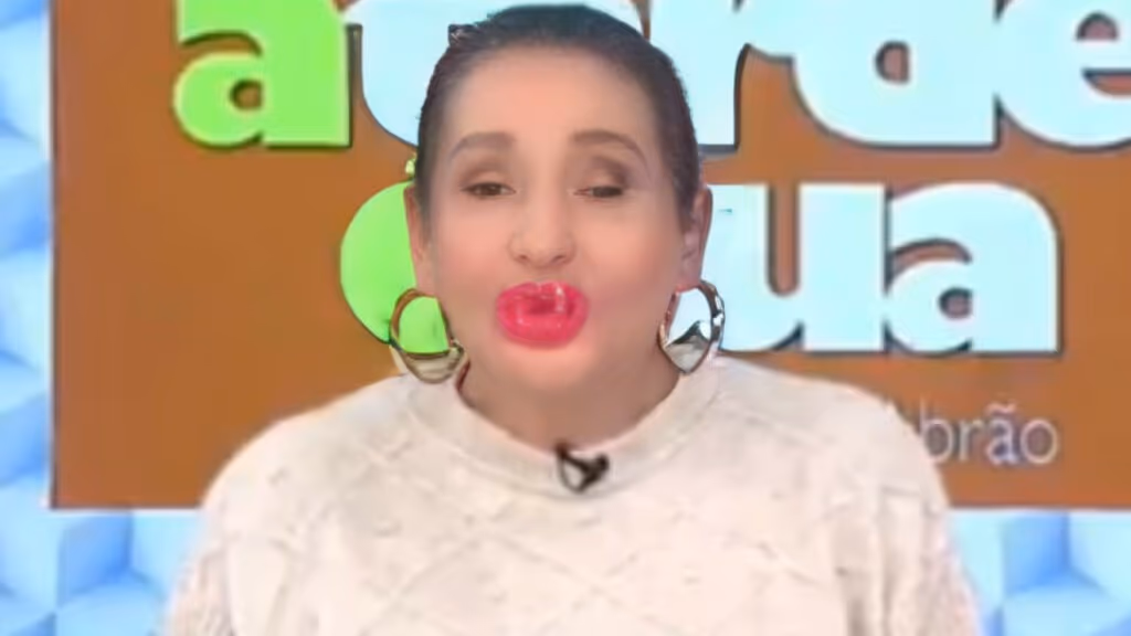 Sonia Abrão choca público ao apresentar programa usando chupeta