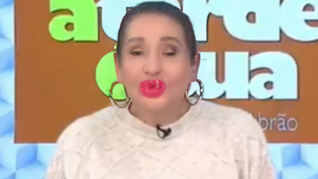 Sonia Abrão choca público ao apresentar programa usando chupeta
