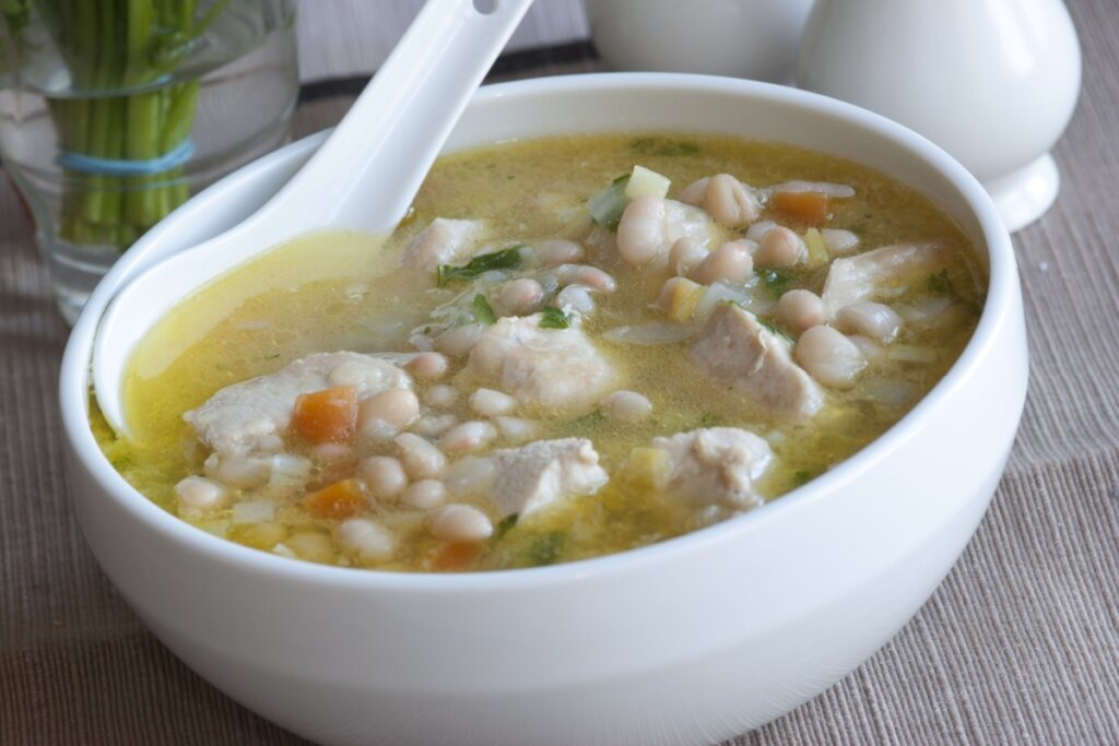 5 sopas ricas em proteínas para manter a massa muscular no inverno