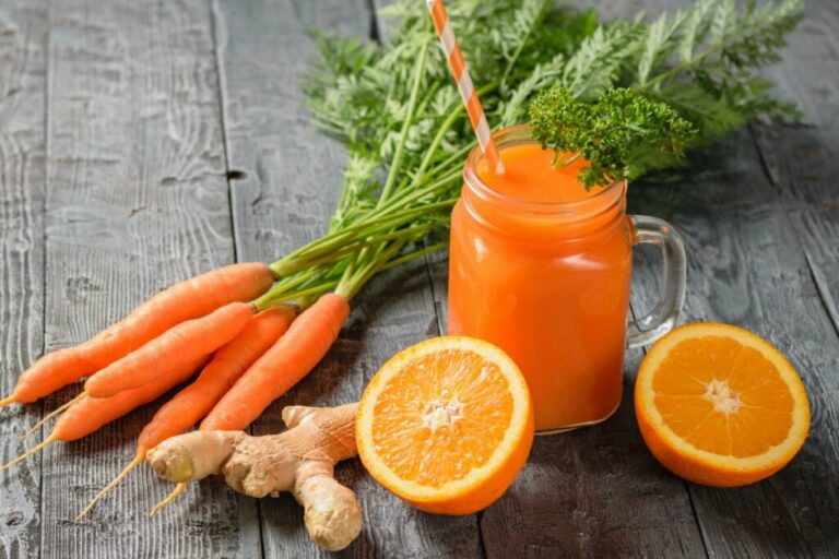 7 sucos ricos em vitamina C para fortalecer o organismo