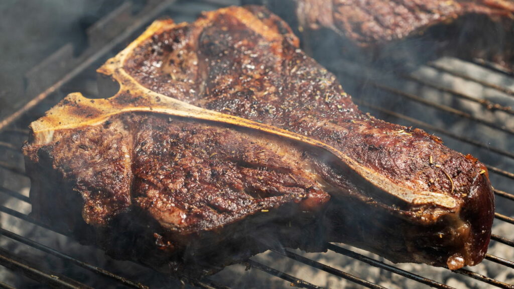 Transforme seu churrasco com o poder e sabor do T-bone - Créditos: depositphotos.com / sichkarenko_com