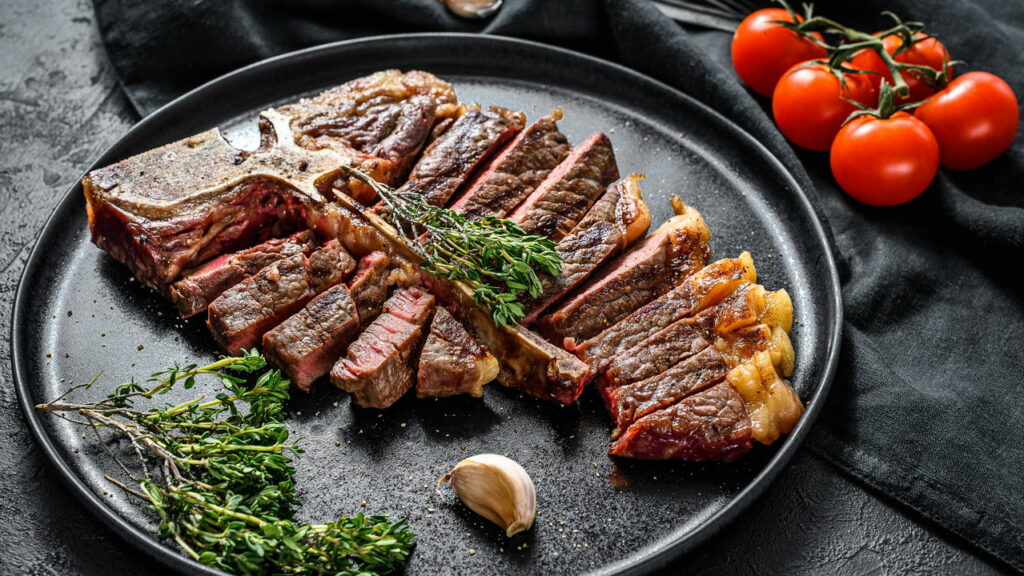 Transforme seu churrasco com o poder e sabor do T-bone - Créditos: depositphotos.com / composter-box@mail.ru