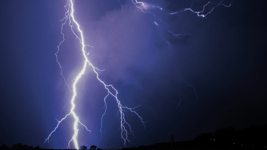Por que certos lugares do planeta têm tempestades constantes de raios durante meses?