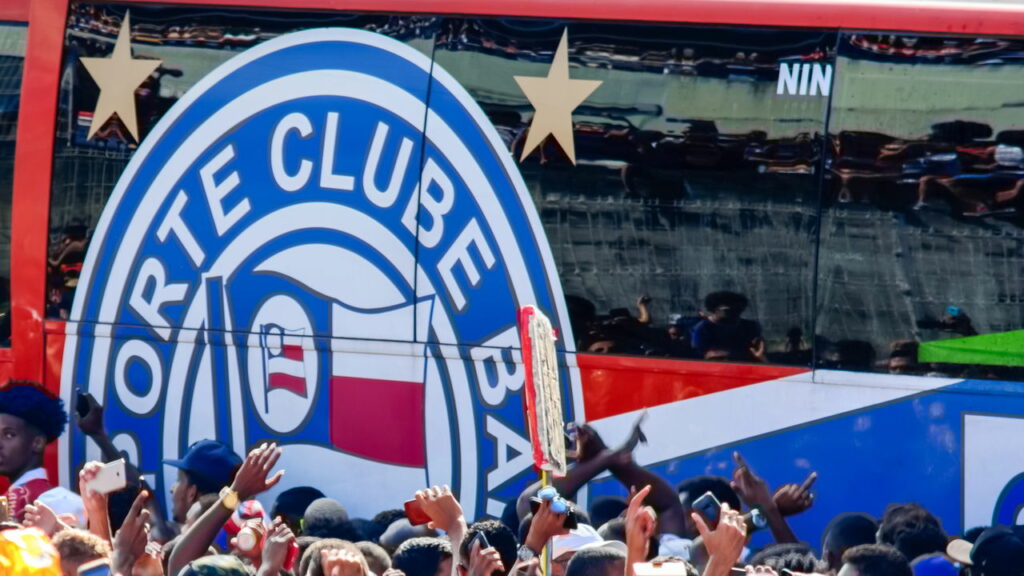 Ônibus com a torcida do Bahia sofre acidente na BR-101
