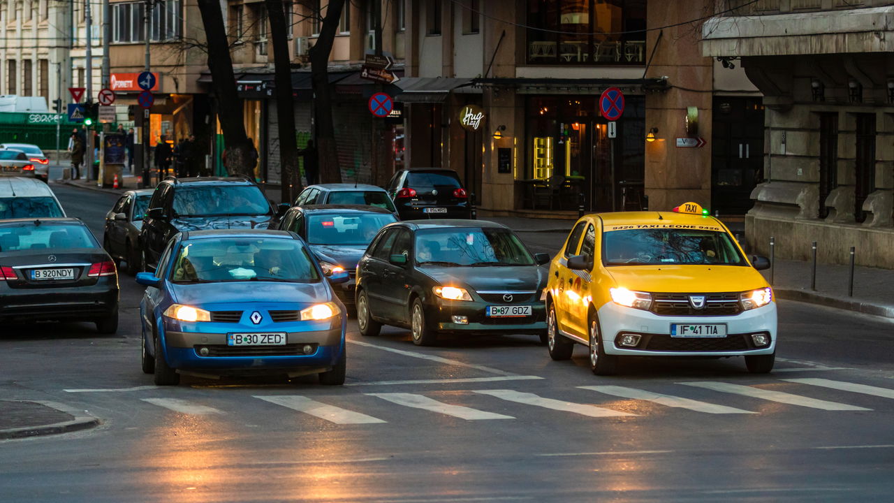 “Apenas 4 segundos”: Professor de matemática explica por que não precisamos dirigir a 140 km/h em uma rodovia