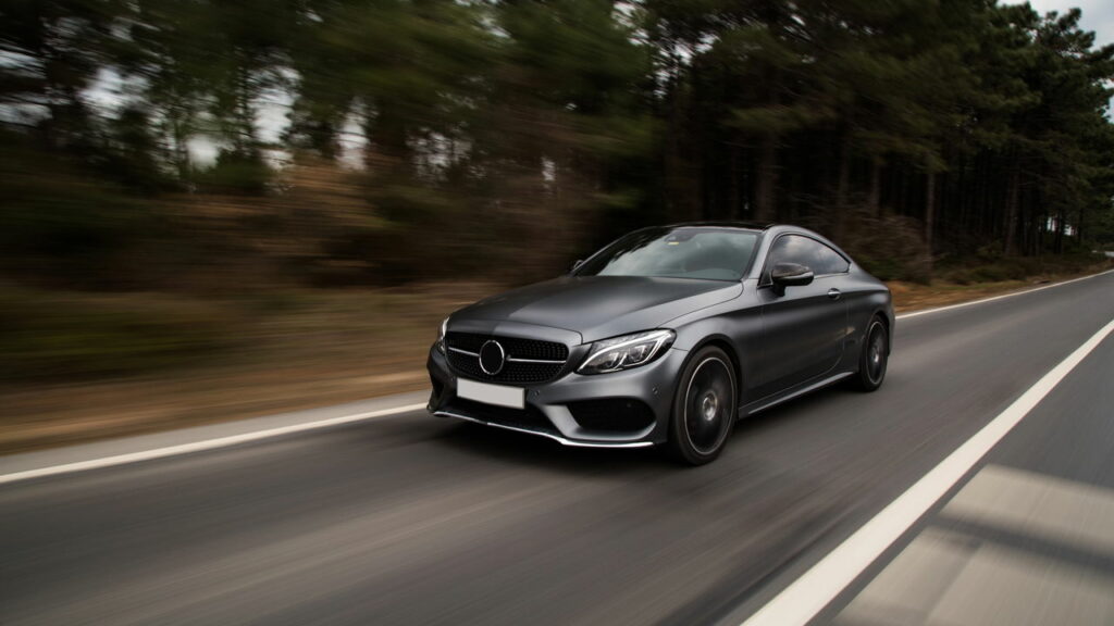 Qual a principal diferença entre dirigir na cidade e dirigir na estrada