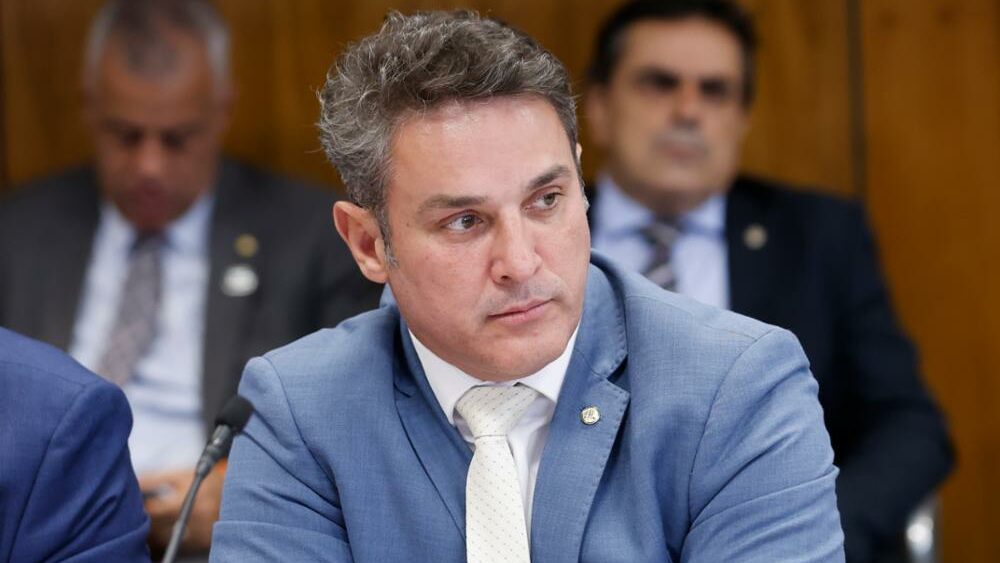 Oposição vê “ataque à democracia” em prisão de Bolsonaro