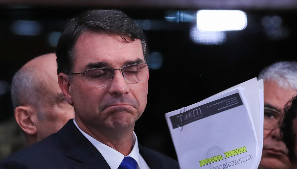 Flávio Bolsonaro reage ao encontro entre Lula e Trump