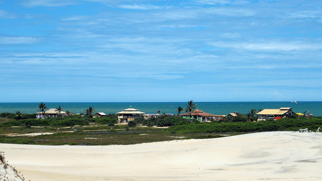 Essa vila combina forró pé de serra com dunas que criam acústica natural perfeita