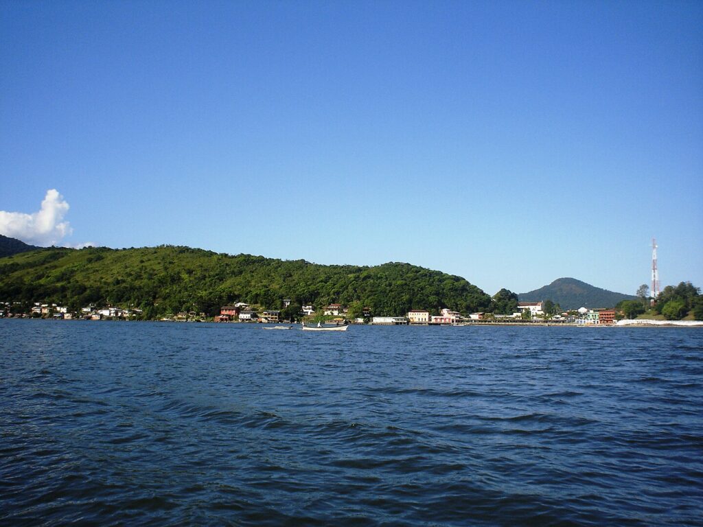 Cidade onde o tempo caminha num compasso diferente e golfinhos aparecem naturalmente