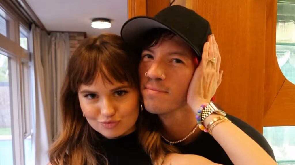 Debby Ryan e Josh Dun anunciam gravidez do primeiro filho