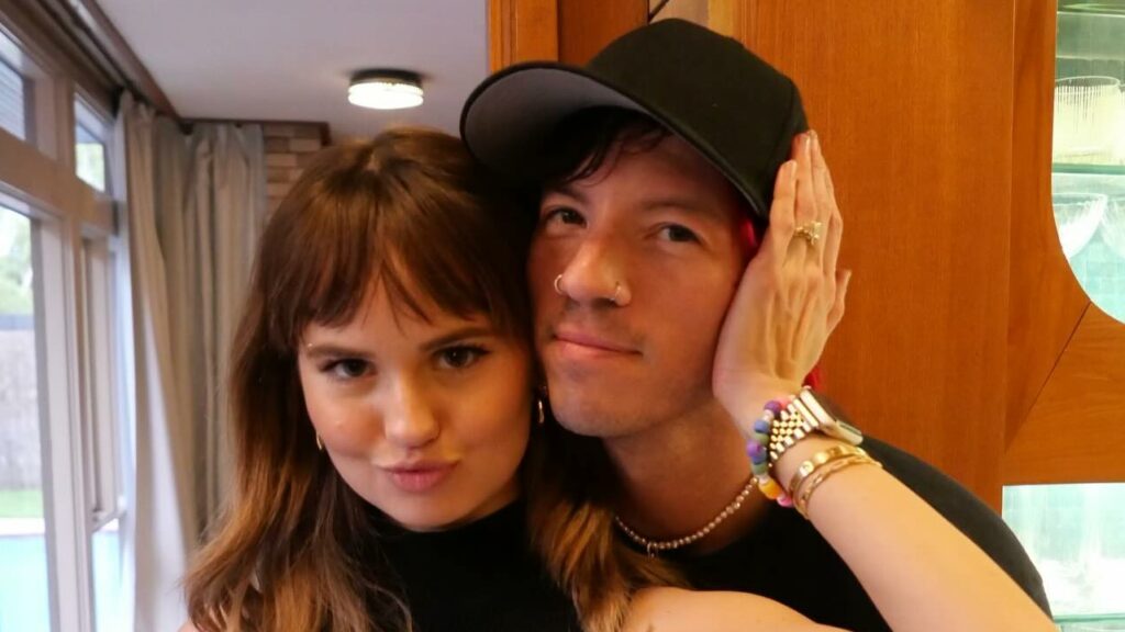 Debby Ryan e Josh Dun anunciam gravidez do primeiro filho