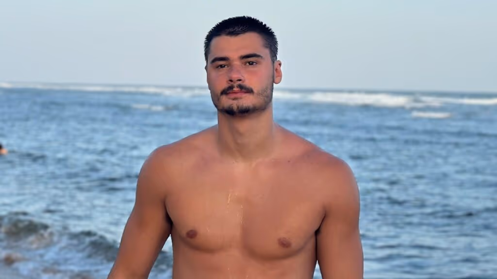 João Assunção, filho de Fábio Assunção, foge dos holofotes da TV