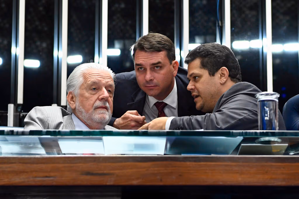Senadores bolsonaristas e lulistas (com exceções) afrouxaram juntos Lei da Ficha Limpa