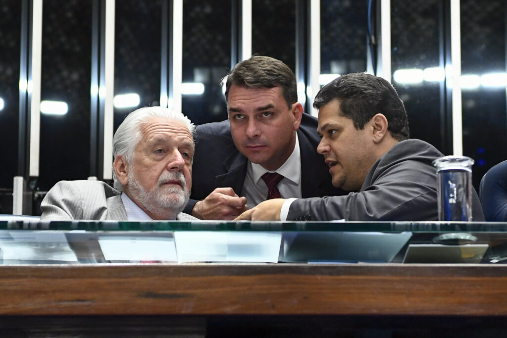 Senadores bolsonaristas e lulistas (com exceções) afrouxaram juntos Lei da Ficha Limpa