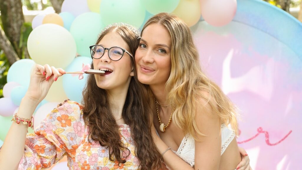 Morre aos 16 anos Anne-Marie Garnero, filha da modelo Schynaider Moura