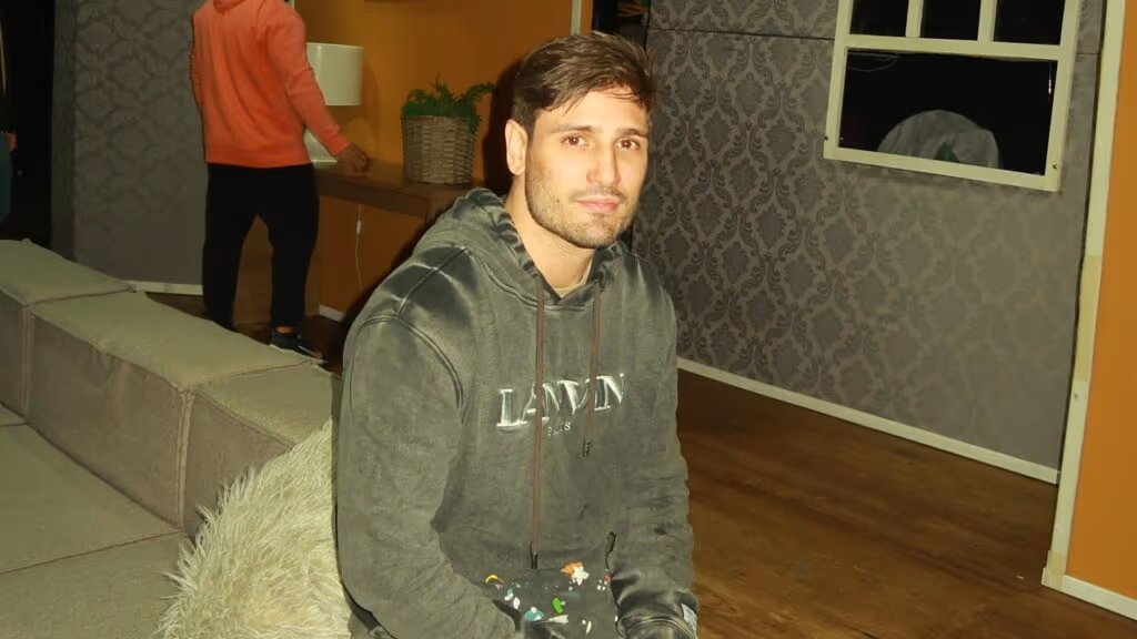 Crise? Ator da Globo trabalha como motoboy e desabafa