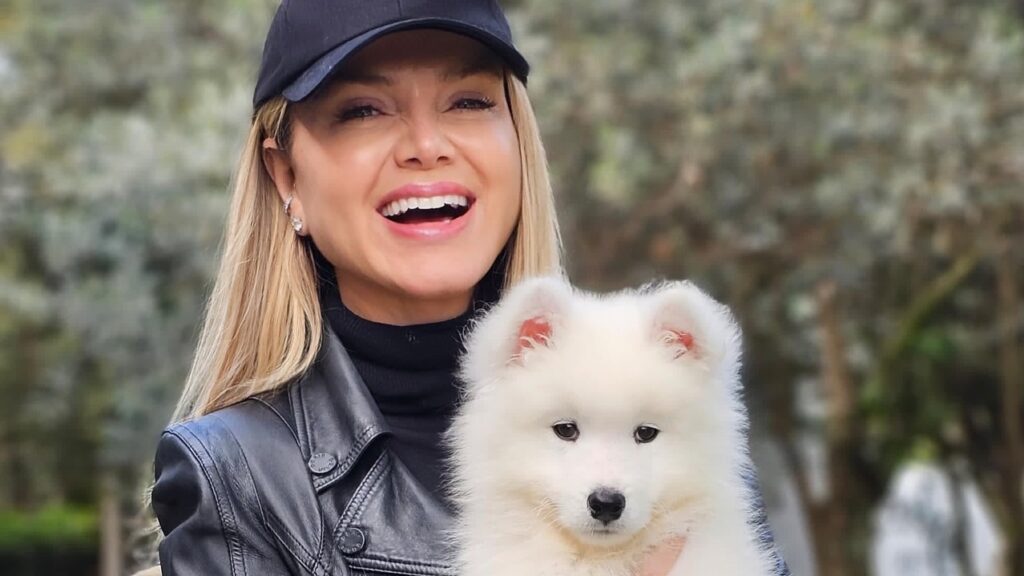 Eliana se emociona ao ver sua versão IA de 30 anos atrás
