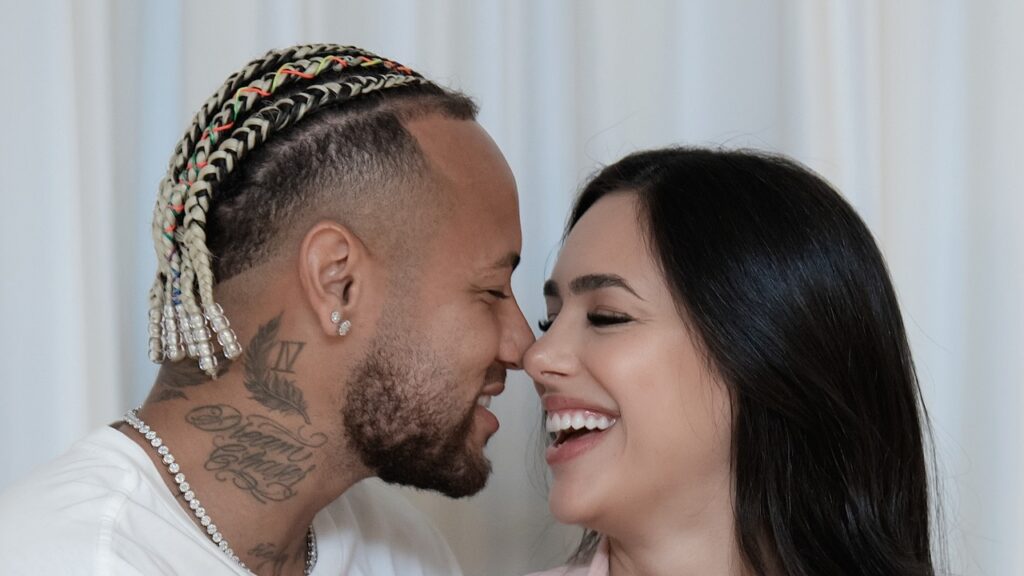 Neymar e Bruna Biancardi são vistos em culto