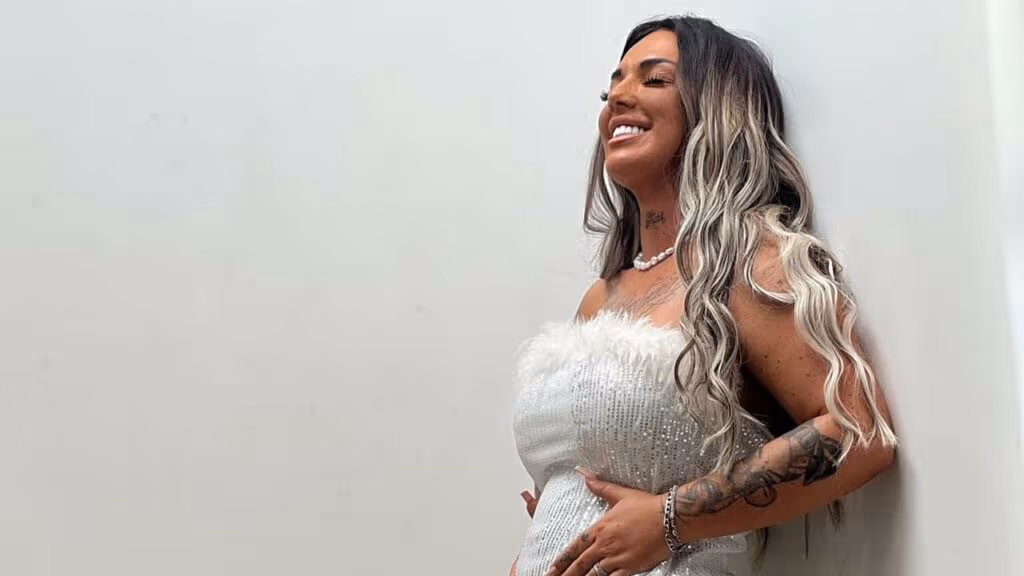 Cantora sofre mal estar no palco e perde o bebê