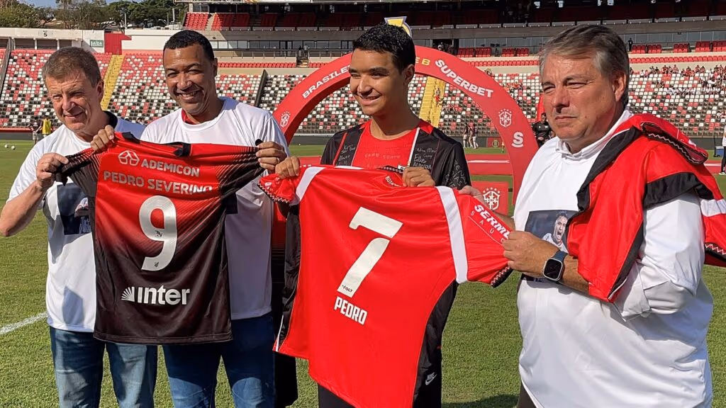 Pedro Severino recebe homenagem do Botafogo após acidente