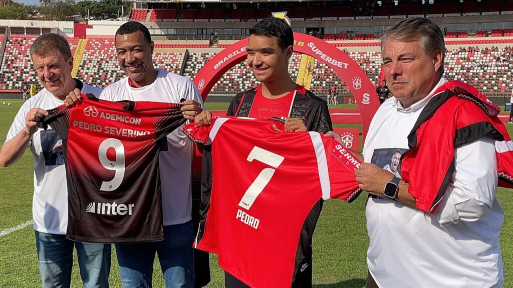 Pedro Severino recebe homenagem do Botafogo após acidente