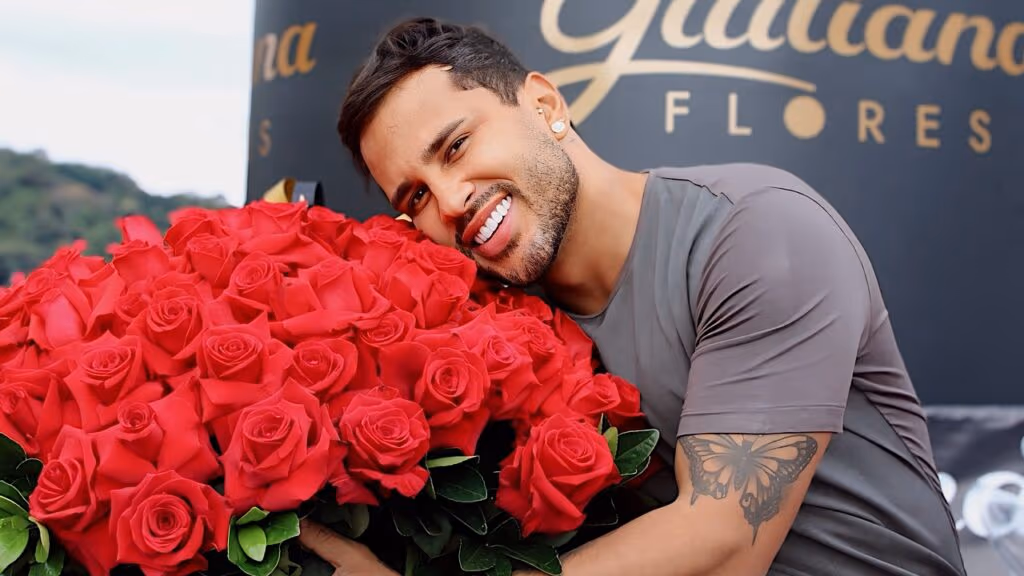 Lucas Guimarães recebe buquê de flores misterioso