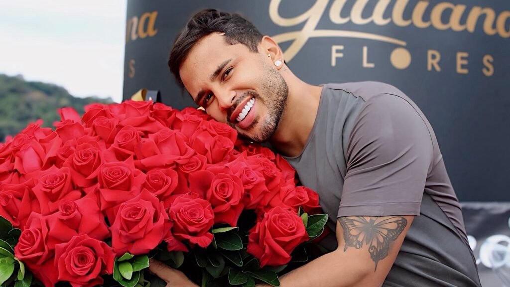 Lucas Guimarães recebe buquê de flores misterioso