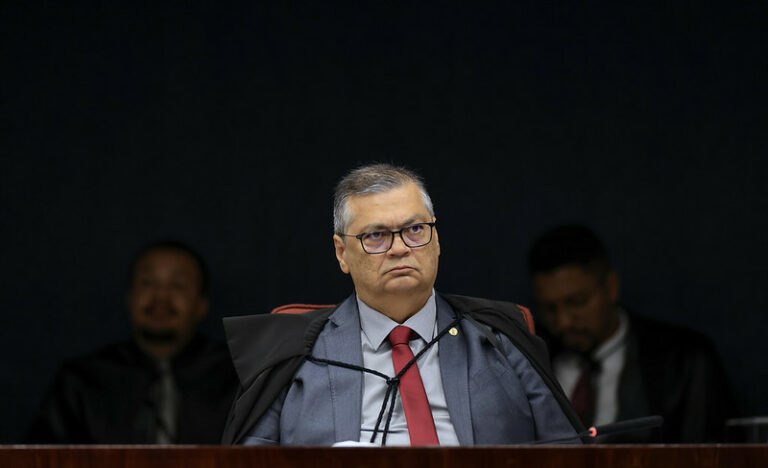 Dino vê manobra e suspende artigo que reativava emendas vencidas
