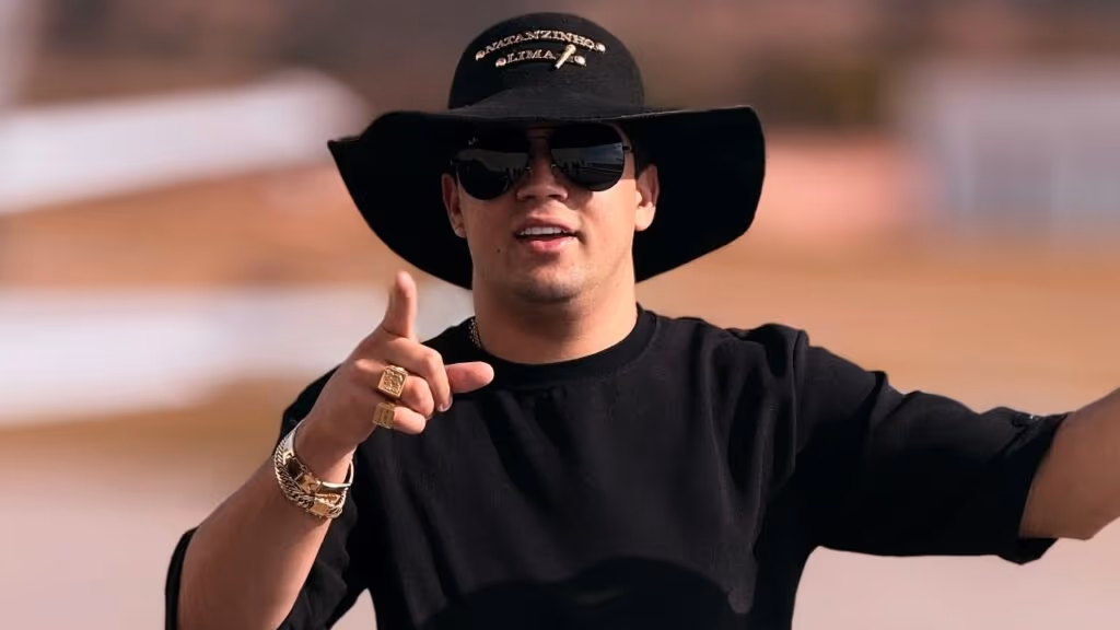 Fã ataca e deixa Natanzinho Lima em apuros durante show na Paraíba