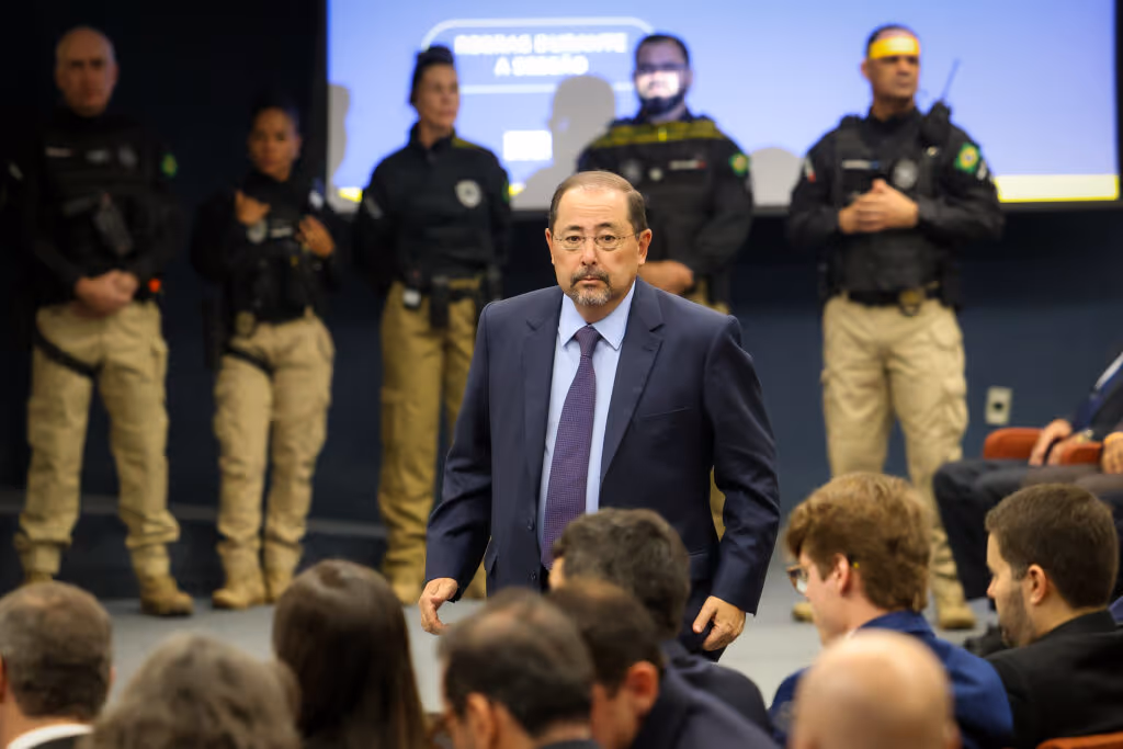 O abraço do líder do PT, Lindbergh Farias, no advogado de Bolsonaro