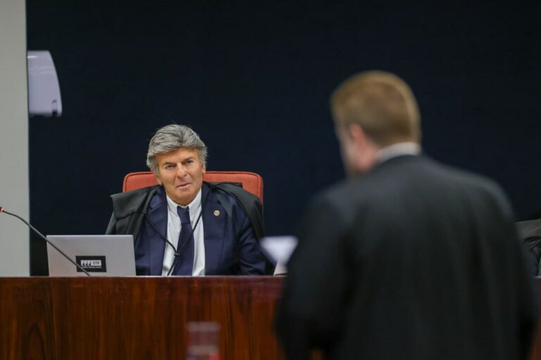 A diferença de postura entre Fux e Moraes diante da defesa de Augusto Heleno