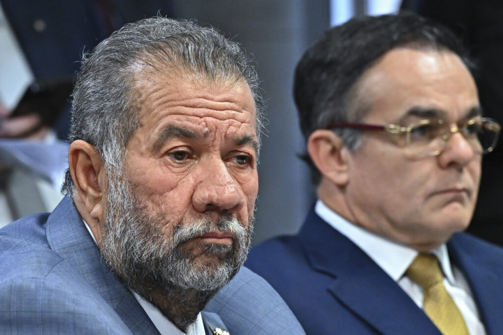 Lupi se recusa a responder e deputados batem boca na CPMI do INSS