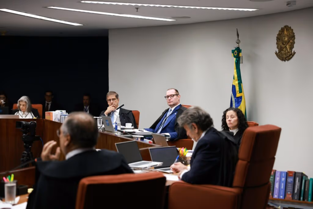 STF retoma julgamento por um voto para condenar Bolsonaro por golpe