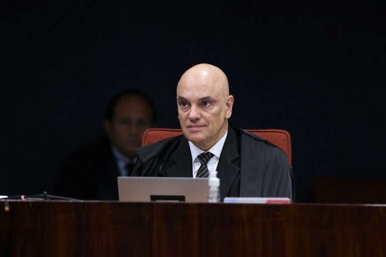 Julgamento de Bolsonaro: Moraes quer responder a Fux, mas...