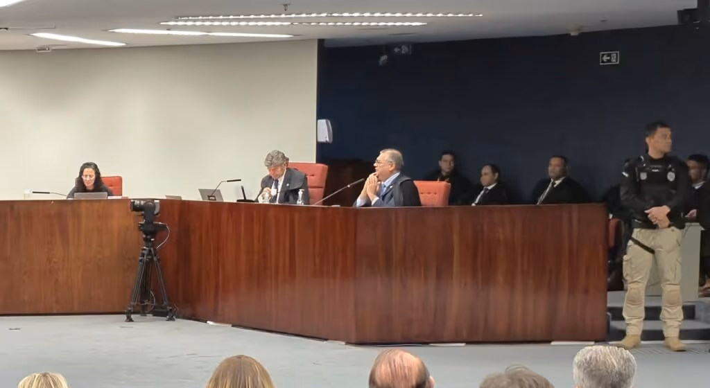 Fux fica de cabeça baixa durante intervenção de Moraes