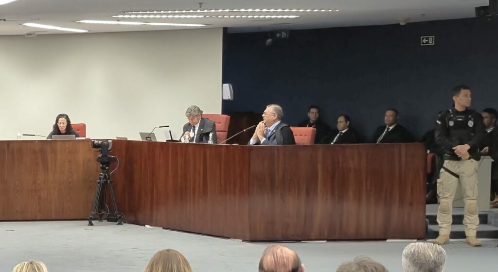 Fux fica de cabeça baixa durante intervenção de Moraes