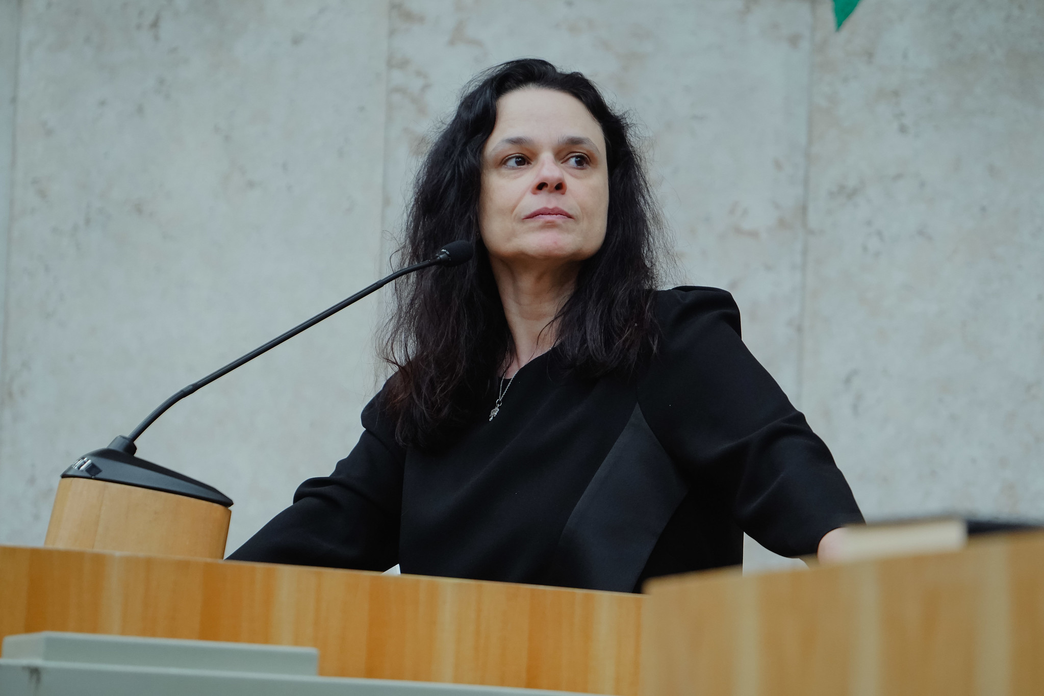 Janaina dá bronca em Carluxo