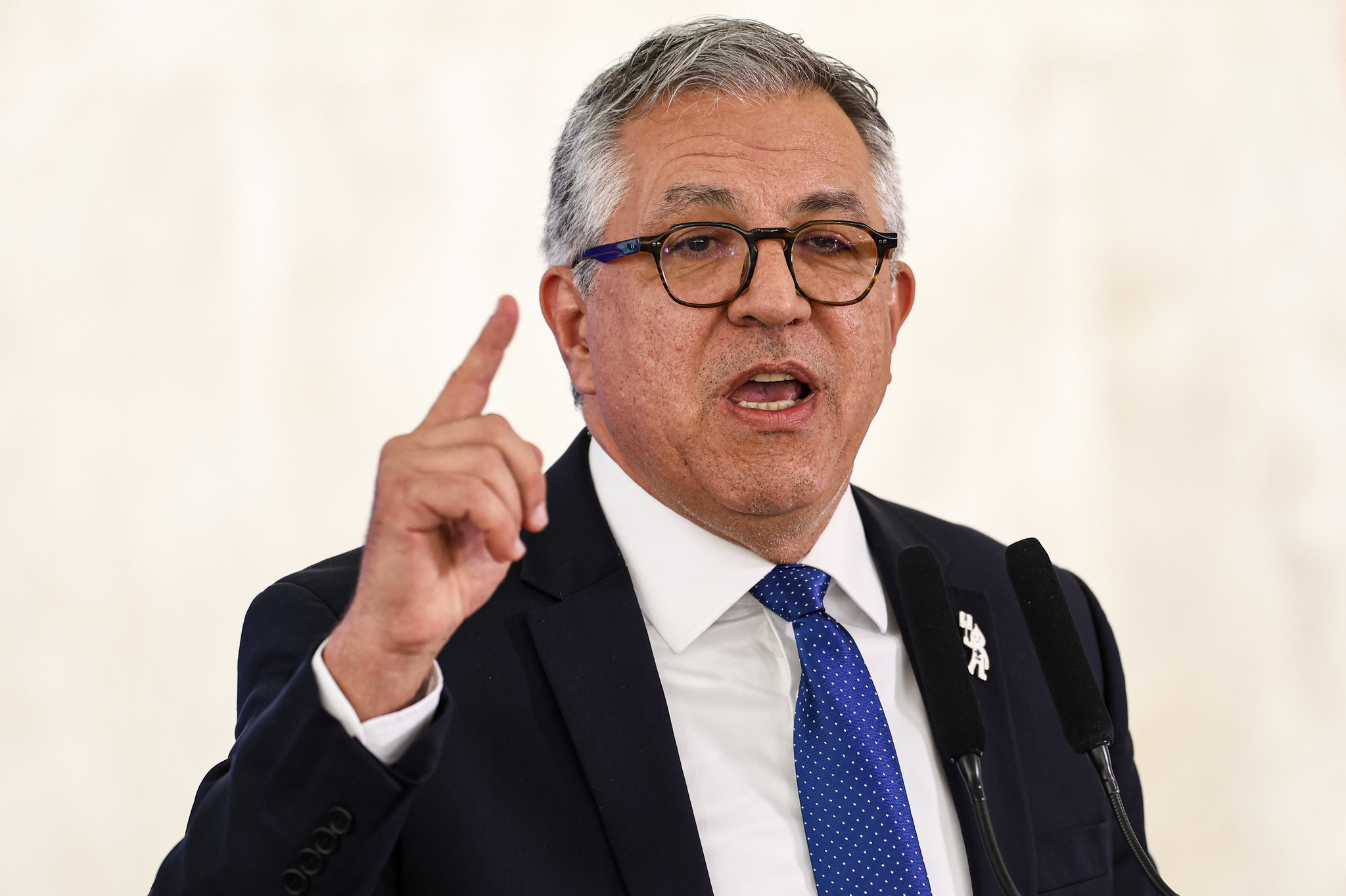 Crusoé: Deputado quer convocar Padilha para explicar perda de insumos