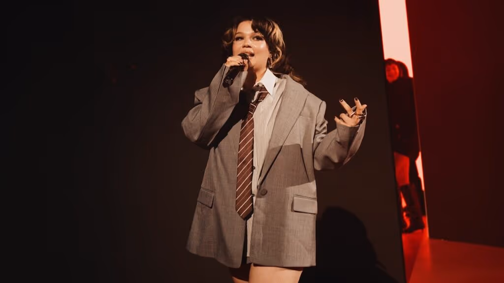Cantora Lola Young desmaia em palco e anuncia pausa na carreira