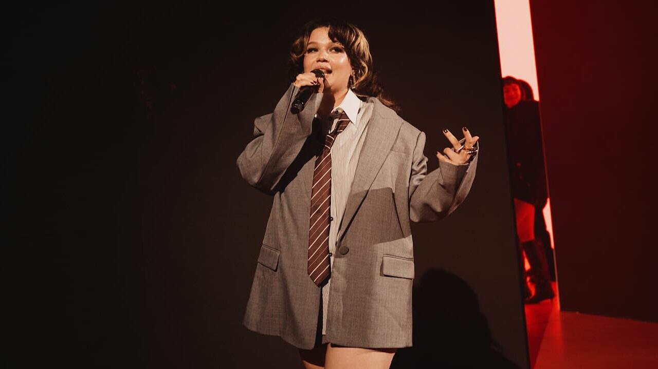Cantora Lola Young desmaia em palco e anuncia pausa na carreira