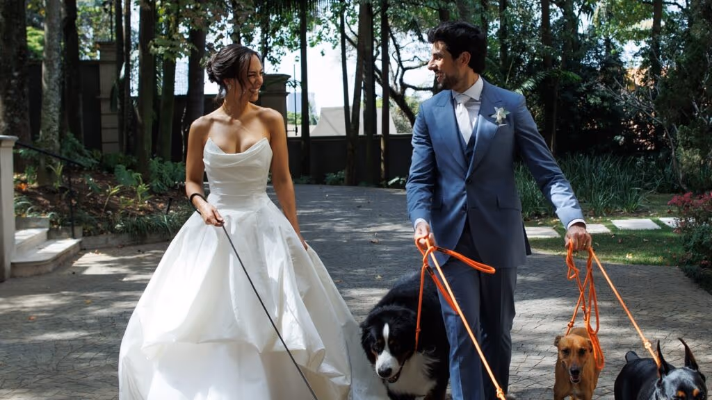 Faustão posa em foto oficial do casamento da filha Lara Silva