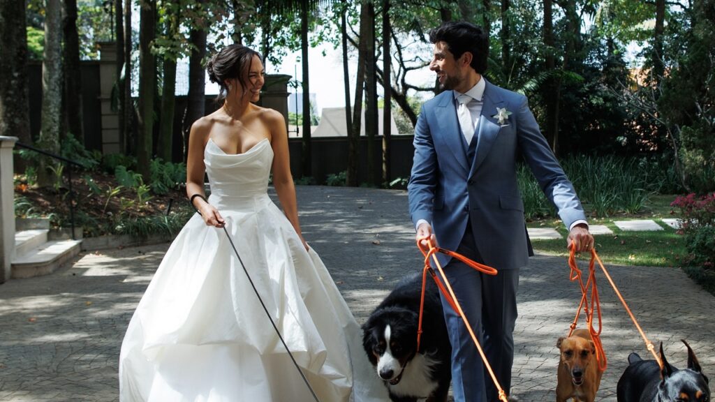 Faustão posa em foto oficial do casamento da filha Lara Silva