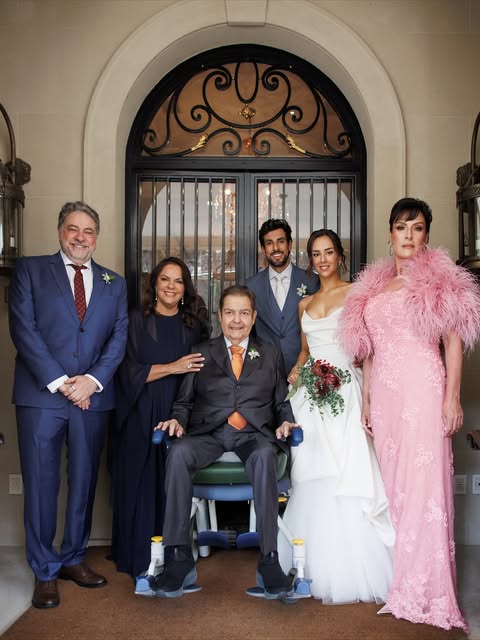 Faustão posa em foto oficial do casamento da filha Lara Silva