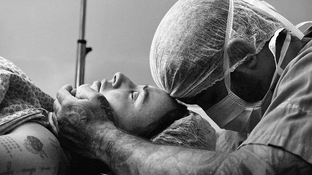 André Coelho faz desabafo após morte de um dos filhos gêmeos